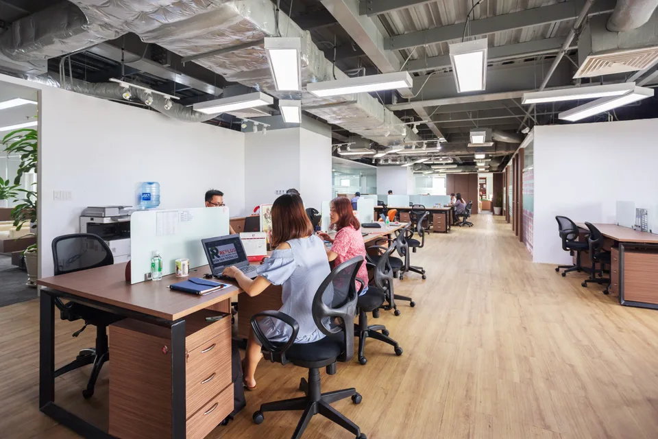 Menschen an gemeinsamen Arbeitsplätzen im Coworking Space