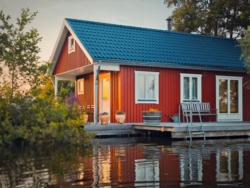 Rotes Ferienhaus mit Terrasse am Wasser